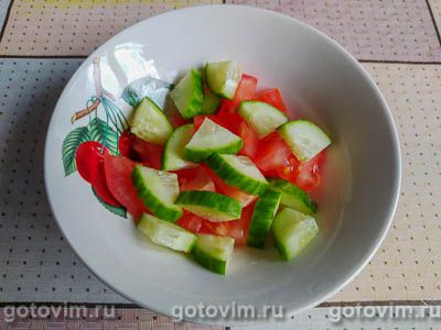 Салат с креветками, огурцом, помидорами и ржаными сухариками Салат с креветками, огурцом, помидорами и ржаными сухариками