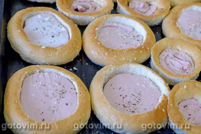 Фаршированные бублики с колбасой и сыром в духовке Фаршированные бублики с колбасой и сыром в духовке