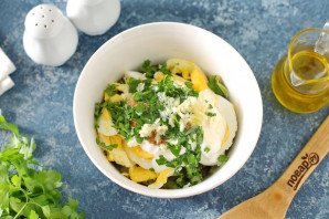 Салат с маринованными огурцами и яйцами