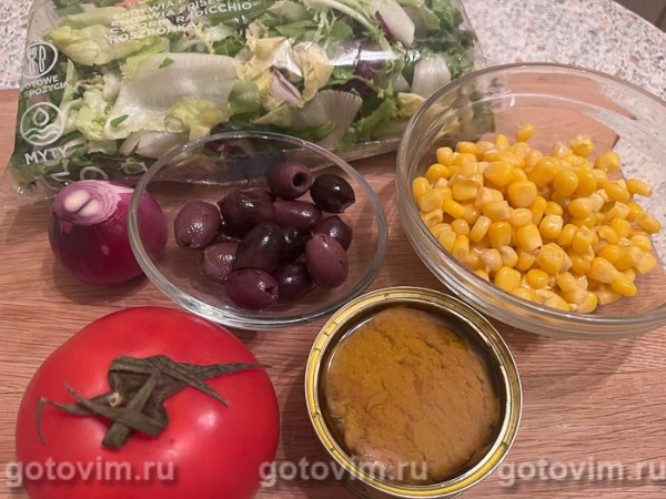 Средиземноморский салат с консервированным тунцом Средиземноморский салат с консервированным тунцом