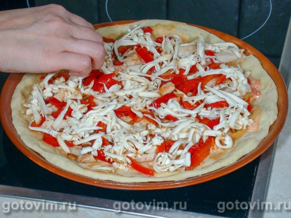 Пицца с курицей и маринованным перцем