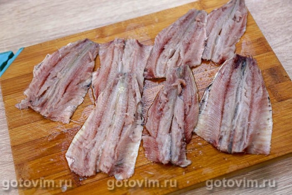 Филе иваси с луком и беконом в микроволновке