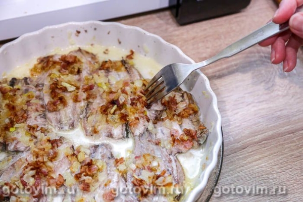Филе иваси с луком и беконом в микроволновке