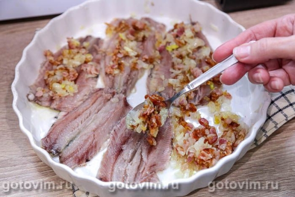 Филе иваси с луком и беконом в микроволновке