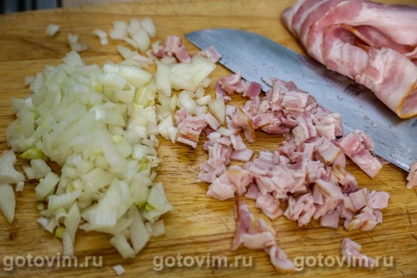 Филе иваси с луком и беконом в микроволновке