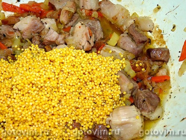 Пшённая каша с мясом и шкварками