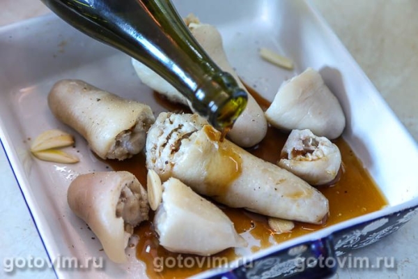 Свиные хвосты с хрустящей корочкой, запеченные в пиве с чесноком