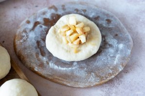 Пирожки с яблоками в духовке