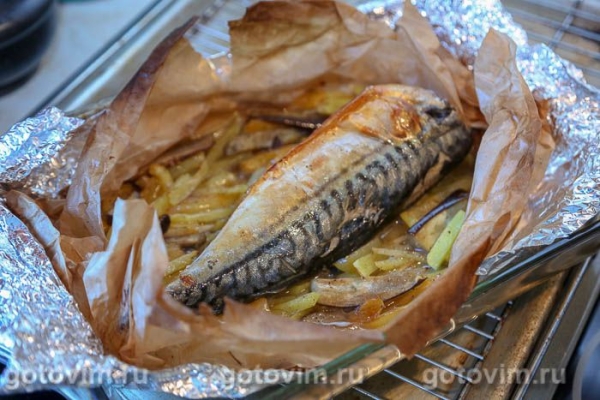 Скумбрия с баклажанами и картофелем, запеченная в фольге