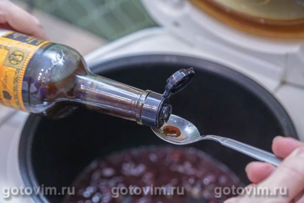 Стейки из свиной шеи с виноградом в мультиварке Стейки из свиной шеи с виноградом в мультиварке